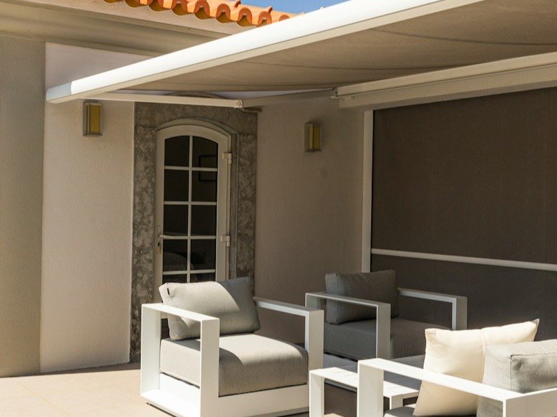 Toldo extensible instalado en una terraza residencial